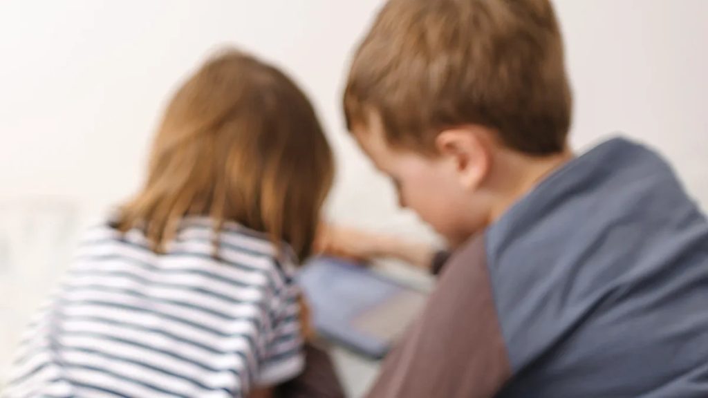 Setting Digital Boundaries: A Parent’s Guide to Safe Social Media Use