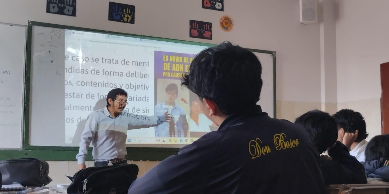 Ecuador Teacher Empowers Teens to Channel Digital Skepticism into Critical Thinking Skills