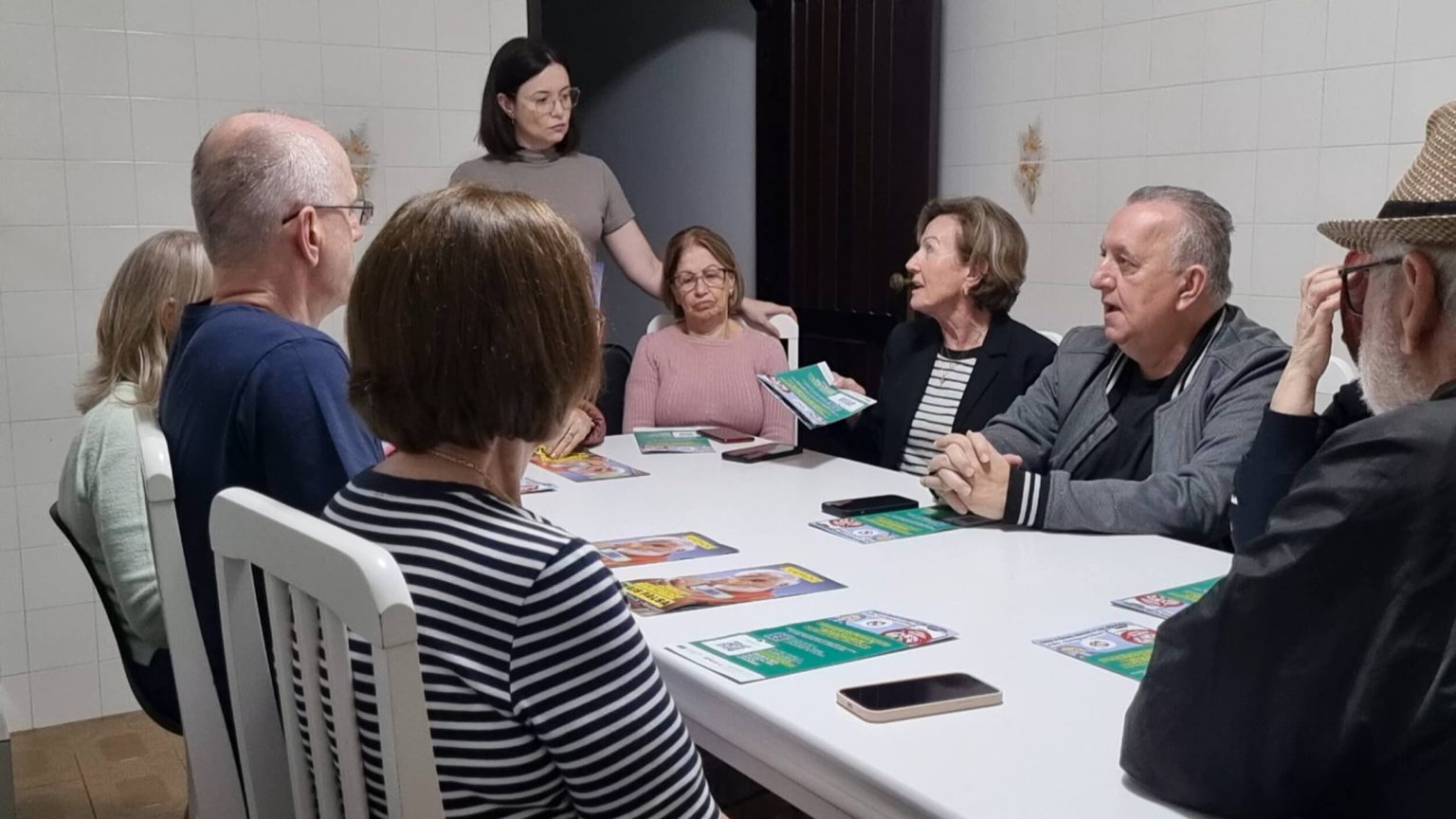 Brazilian Journalist Teaches Seniors to Combat Misinformation on WhatsApp