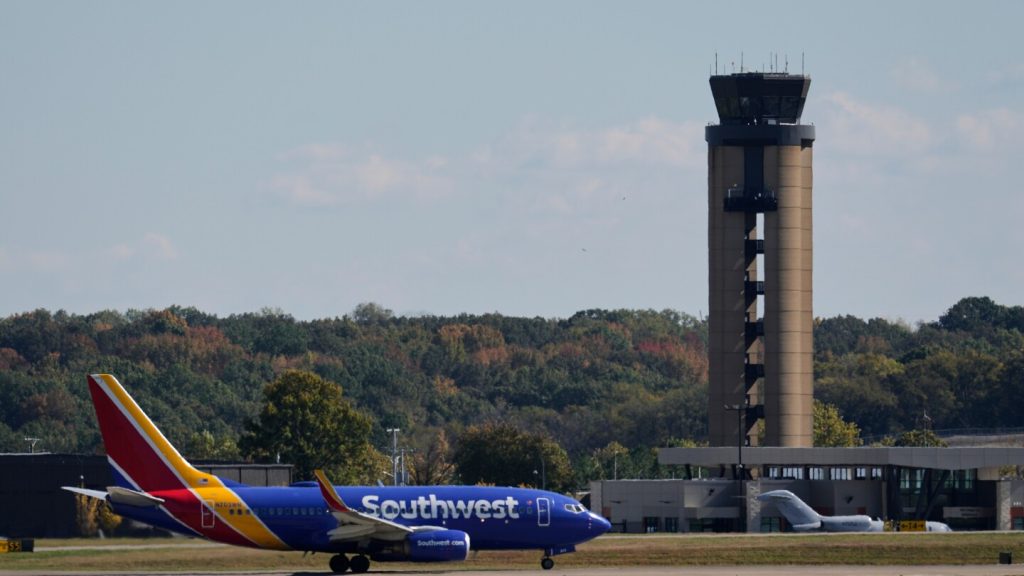 Democratic senator accuses Trump of playing politics with aviation safety during shutdown