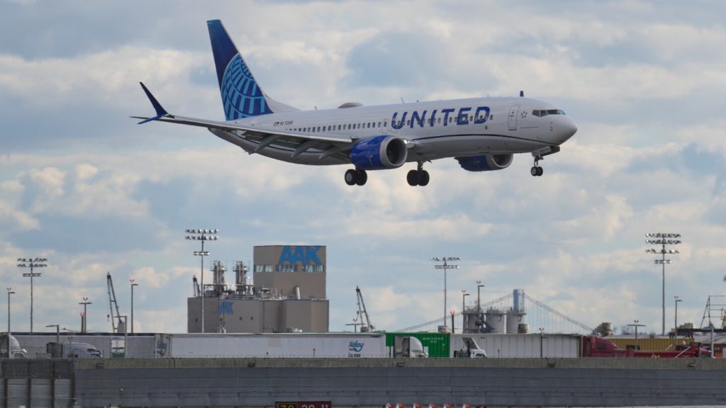 US flight cancellations accelerate as airlines comply with government shutdown order