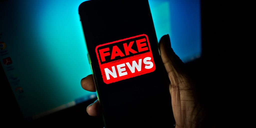 Belief That “News Will Find Me” Linked to Sharing Fake News, Study Finds