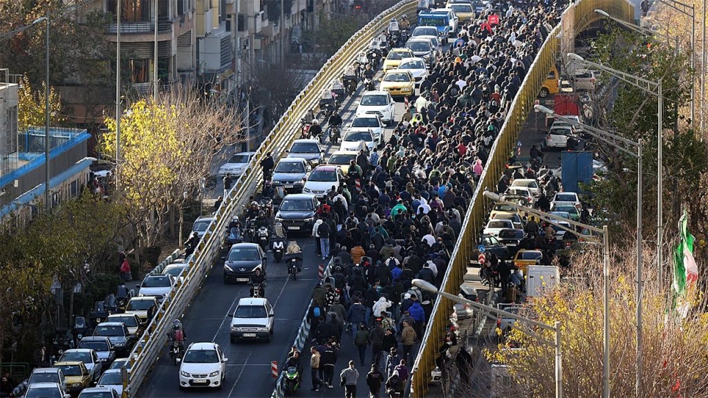 Iranian Protesters Clash With Security Forces Amid Nationwide Unrest