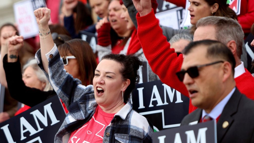 Utah repeals ban on collective bargaining for teachers, firefighters and police unions