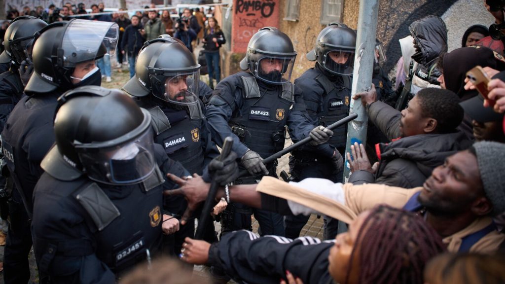 Spanish police evict hundreds of migrants from squat deemed unsafe