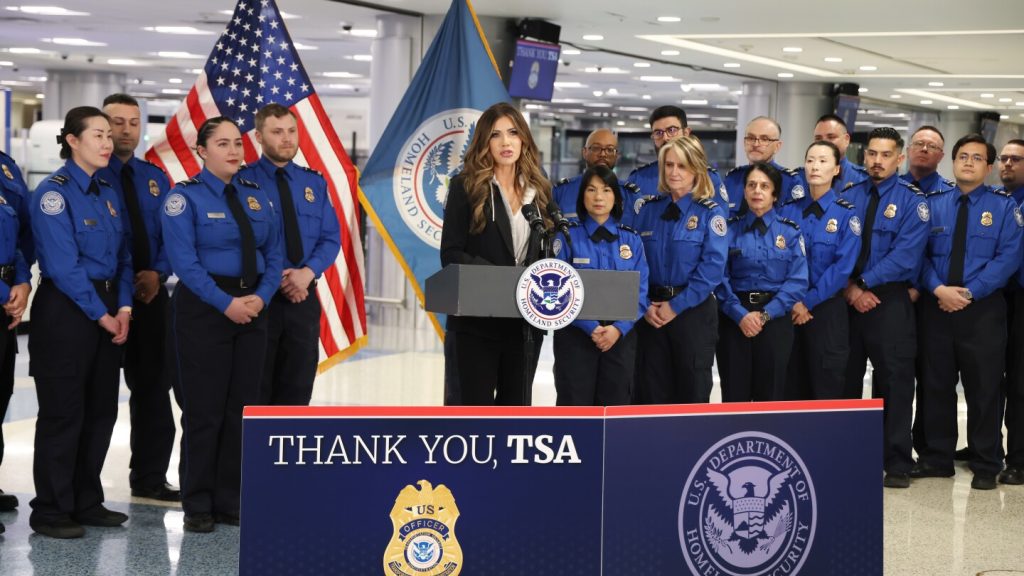 TSA renews push to end collective bargaining agreement for airport security screeners
