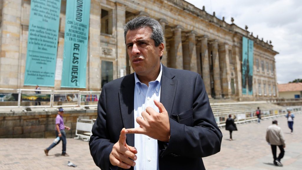 Colombian prosecutors charge 2 ex-Cabinet members of bribing lawmakers for their votes