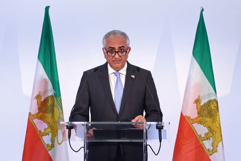 Pahlavi Urges Protesters to Target State Media, Claims Iranian Freedom Imminent