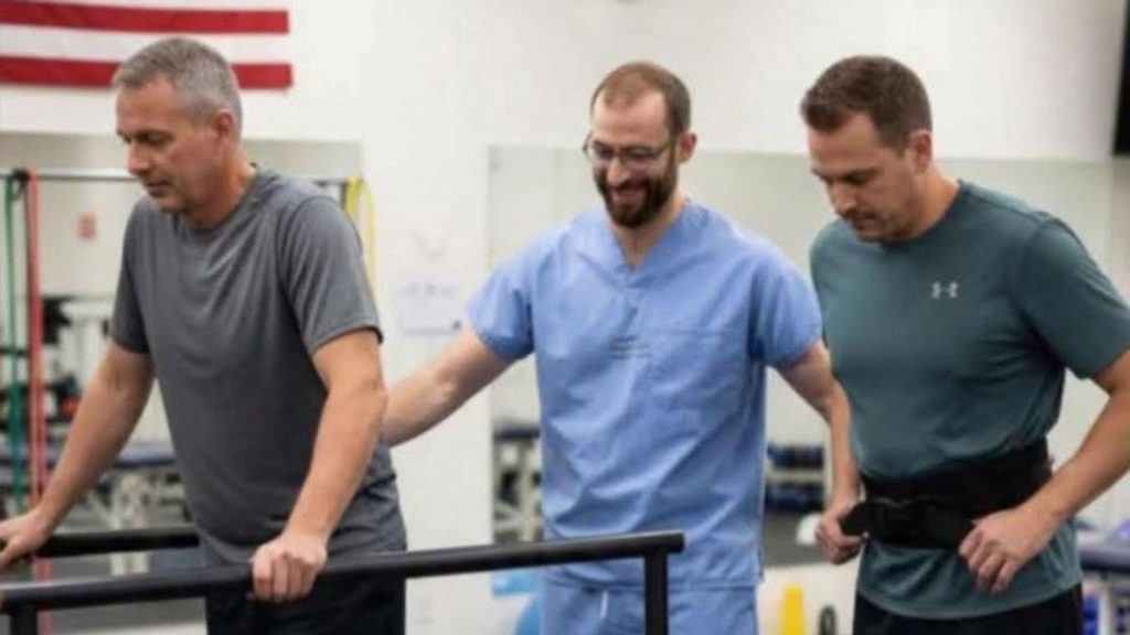 Fact Check: Image Falsely Attributed to Alex Pretti Helping Disabled Veterans