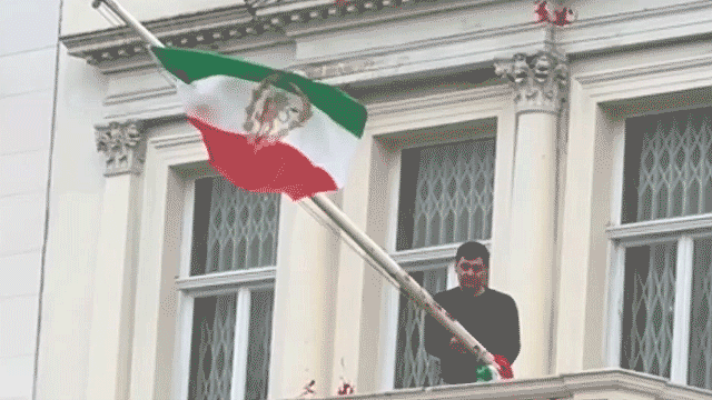 Protester Scales Iranian Embassy in London, Removes Regime Flag and Raises Pre-Revolution Symbol