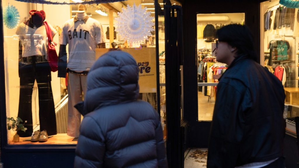 Retail sales rose a better-than-expected 0.6% in November as the holiday season kicked into gear