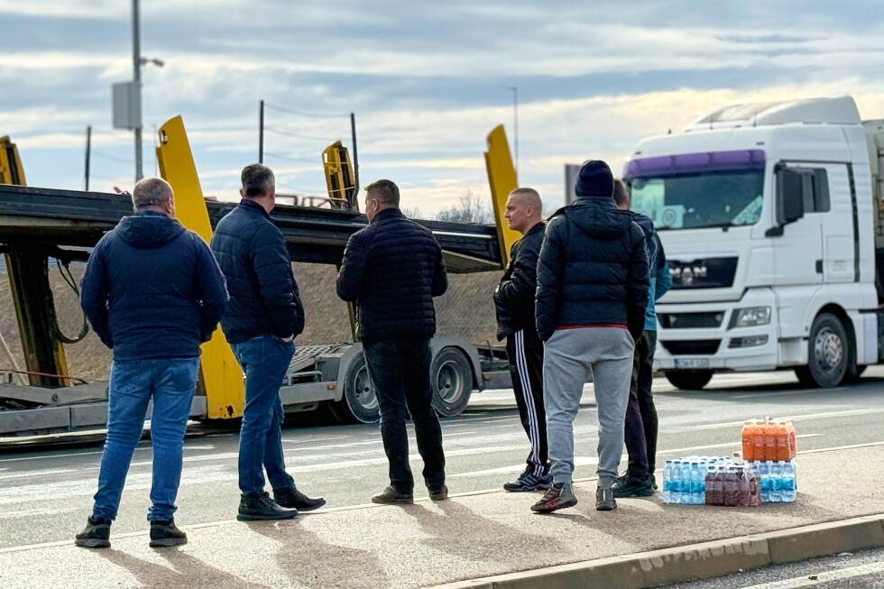 Balkan truck drivers block cargo border crossing in protest of EU entry rules