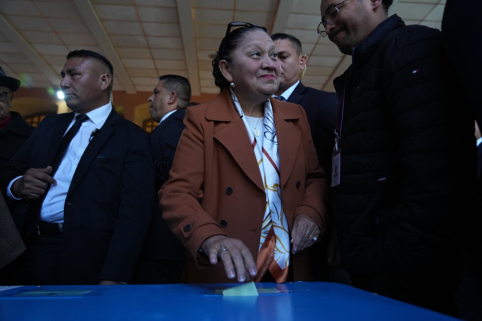 As Guatemala begins high-stakes court elections, agents raid voting sites