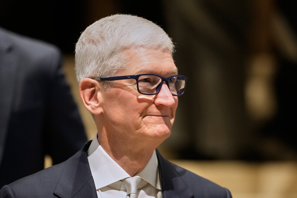 Trump’s FTC chairman chides Apple boss Tim Cook for content of Apple news feed