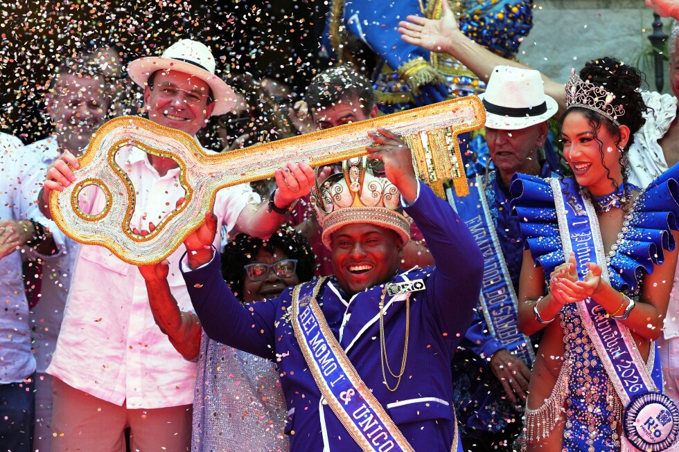Let the revelry begin: Rio mayor hands city’s key to King Momo as Carnival kicks off