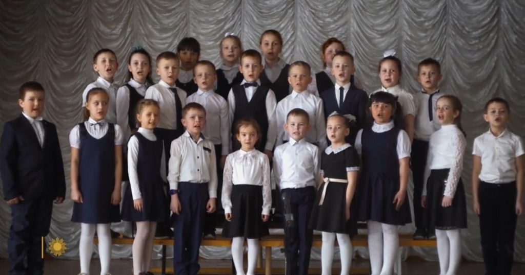 Russian Teacher Challenges Kremlin Propaganda in Solo Stand Against Putin