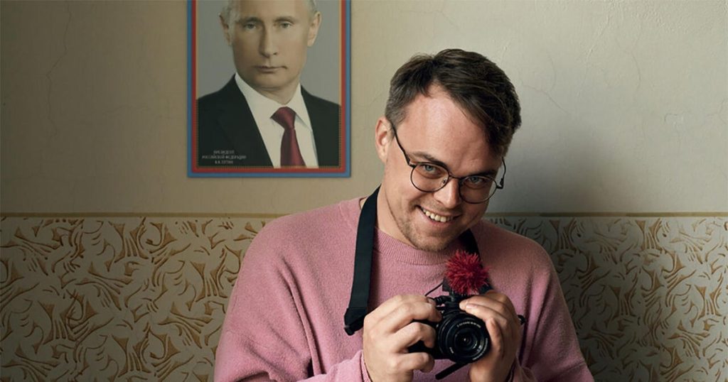 Russian Teacher Confronts Kremlin Propaganda in Solo Stand Against Putin