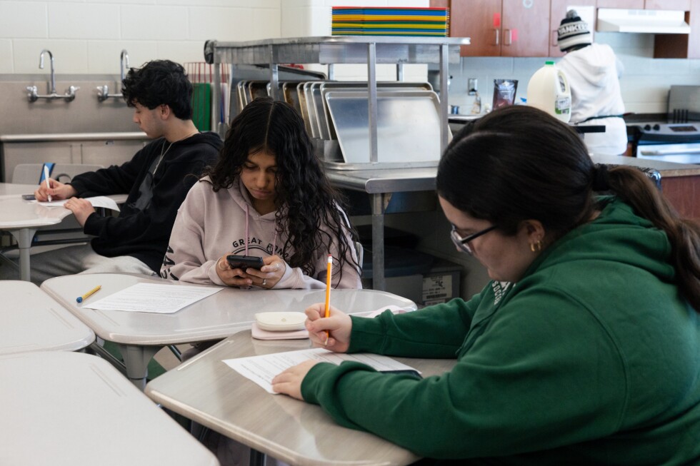 Should CT adopt a cellphone ban in schools? Lawmakers to decide