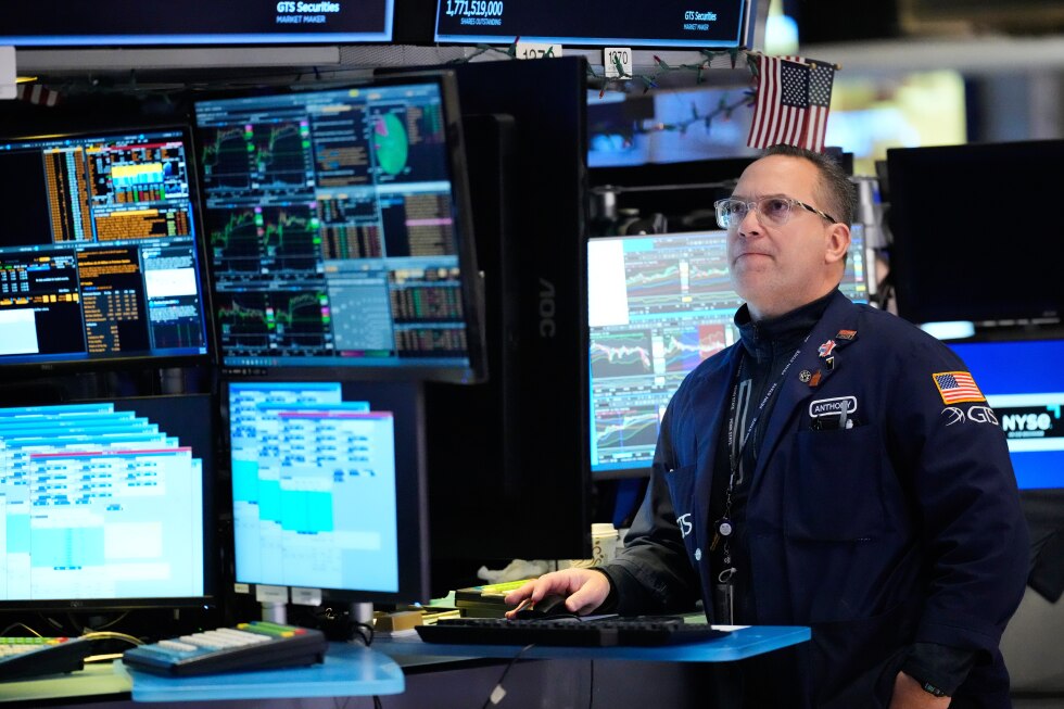Dow drops more than 900 points as oil prices climb more