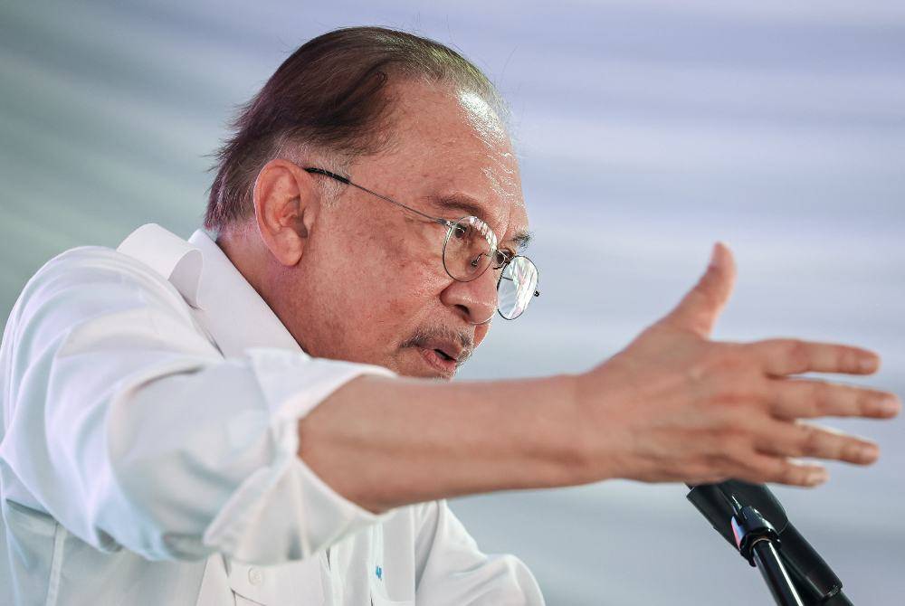 PM Anwar Criticizes Misinformation About Oil Price Increase, Calls for Fact-Based Discussion