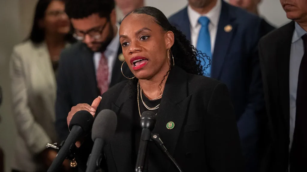 Progressive Rep. Lee Labels ‘Upper Class’ as ‘Enemy’ at El-Sayed Rally