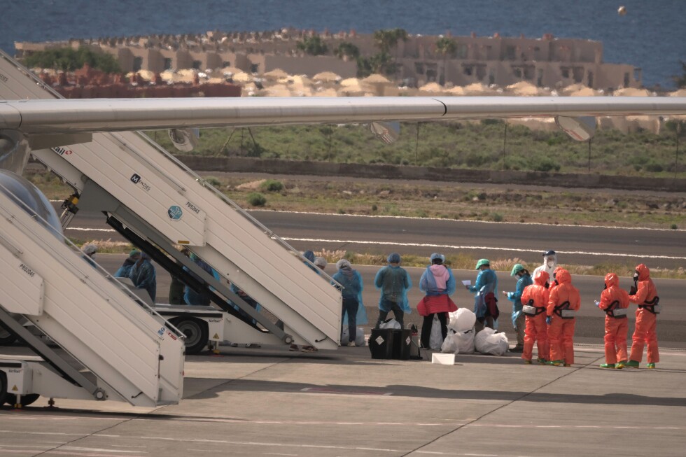 Passengers start disembarking from hantavirus-stricken ship in Canary Islands