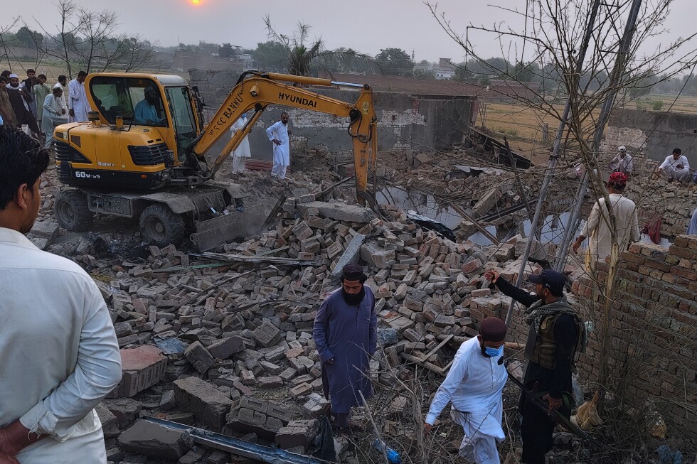 Death toll rises to 14 in Pakistan suicide attack. Pakistan Taliban splinter group claims blast