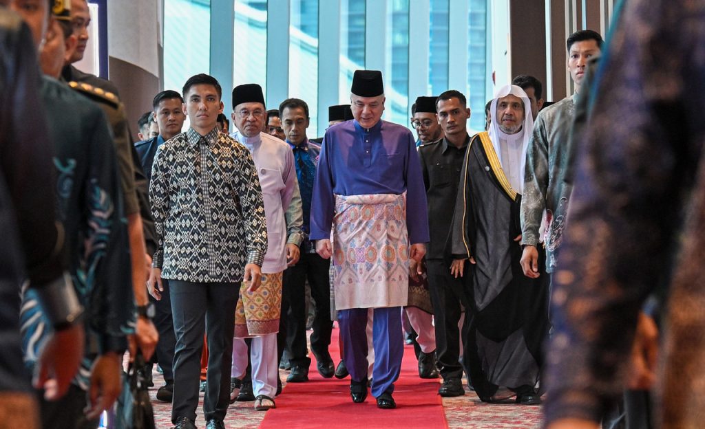 Religious leaders must tackle AI-driven disinformation targeting youth, says Sultan Nazrin