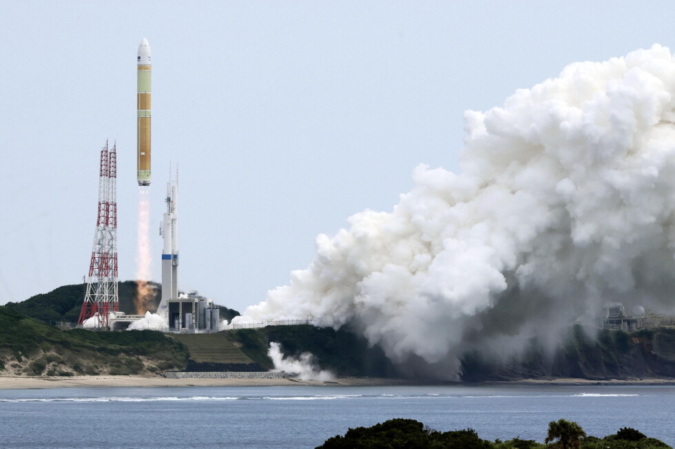 Japan’s struggling flagship H3 rocket returns to flight with the debut of a low-cost variant